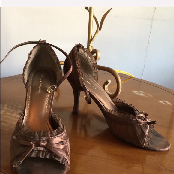 Shoes - Brown ruffel Delicious high heel!
